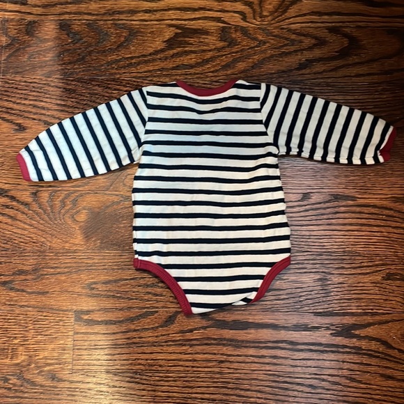 Adorable onesie bow tie shirt, 👔 3-6 mo (110) - Picture 6 of 6
